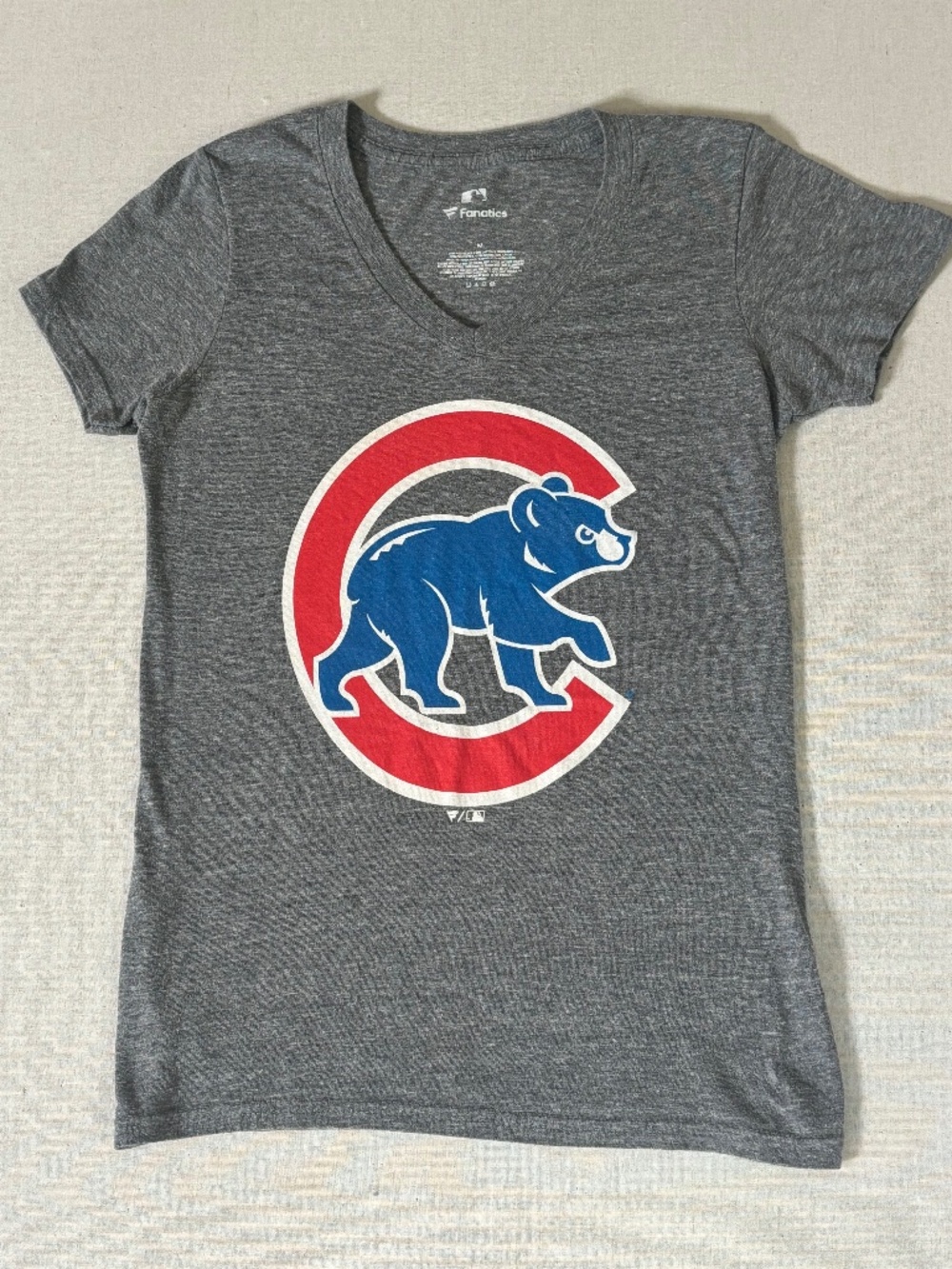 Fanatics Women’s Gray V Neck Chicago Cubs Short Sleeve T-shirt Size Medium
